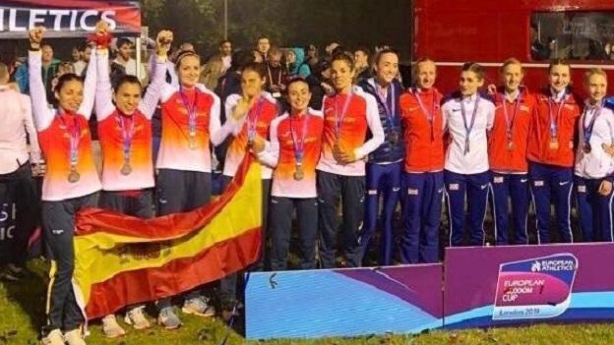Nuria Lugueros celebra junto a sus compañeras la plata conseguida en la prueba de 10.000 metros de la Copa de Europa.