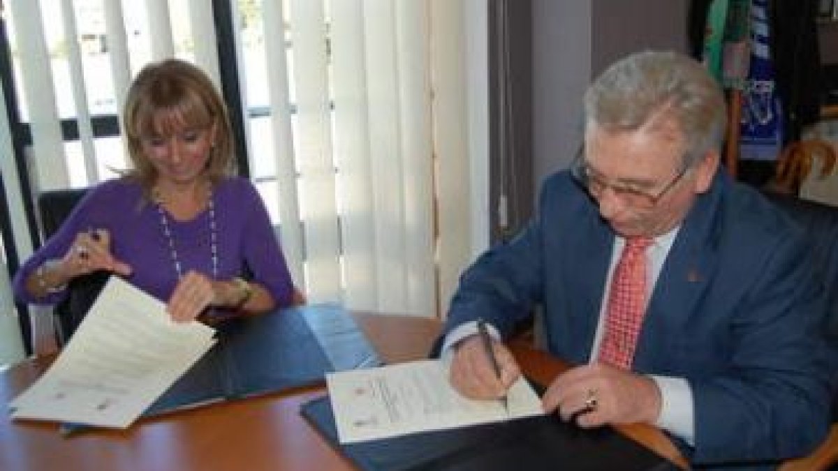 Mª Eugenia Gancedo y Martín Manceñido firman el convenio que renuevan cada año.