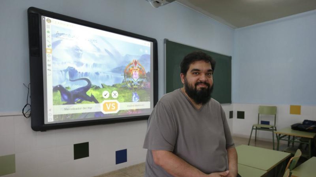 Marcos García, el profesor que enseña filosofía en el Padre Isla con un juego de rol