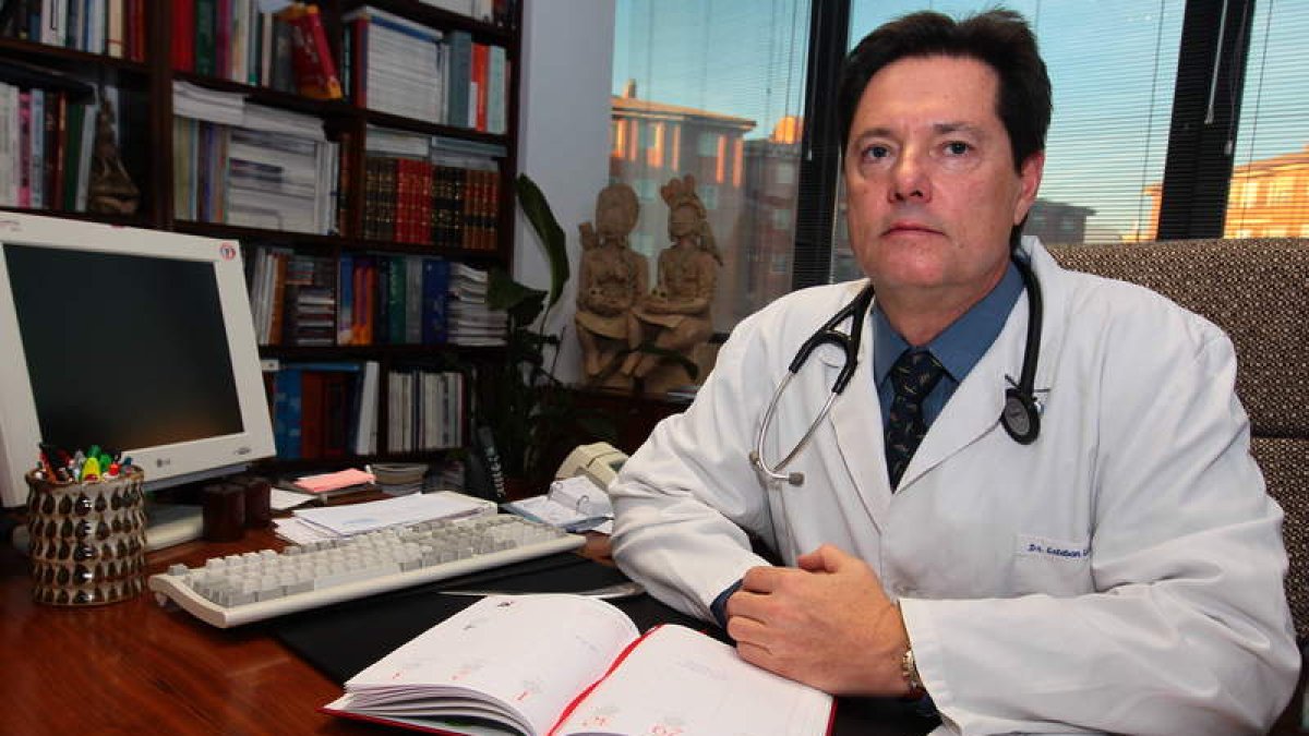 El doctor Esteban García Porrero, en su consulta.