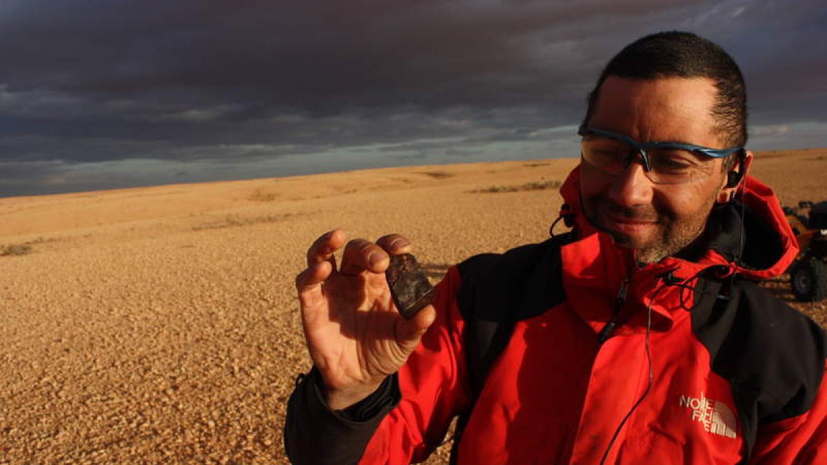 José Vicente Casado con el meteorito marciano. ARCHIVO