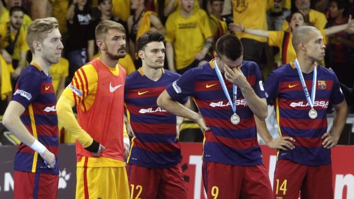 Los jugadores del Barça, afligidos tras perder la Liga ante el Movistar Inter en el Palau.