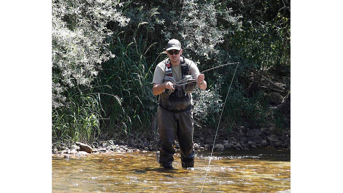 Un pescador en uno de los ríos leoneses. MARCIANO PÉREZ