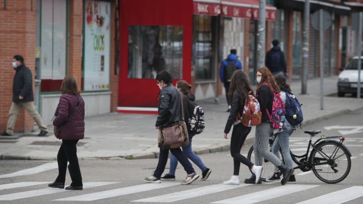 Varias personas caminan por el centro de León. JESÚS F. SALVADORES