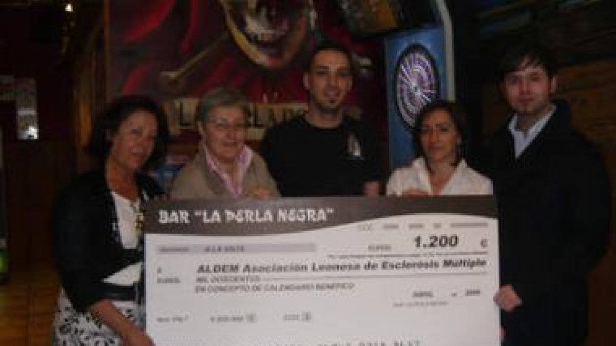 Los propietarios de La Perla Negra entregan el cheque a Aldem