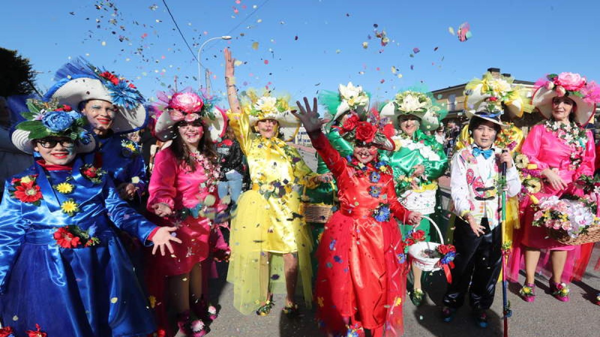 Colorido y confeti  de la comitiva carnavalera en Carracedelo. ANA F. BARREDO