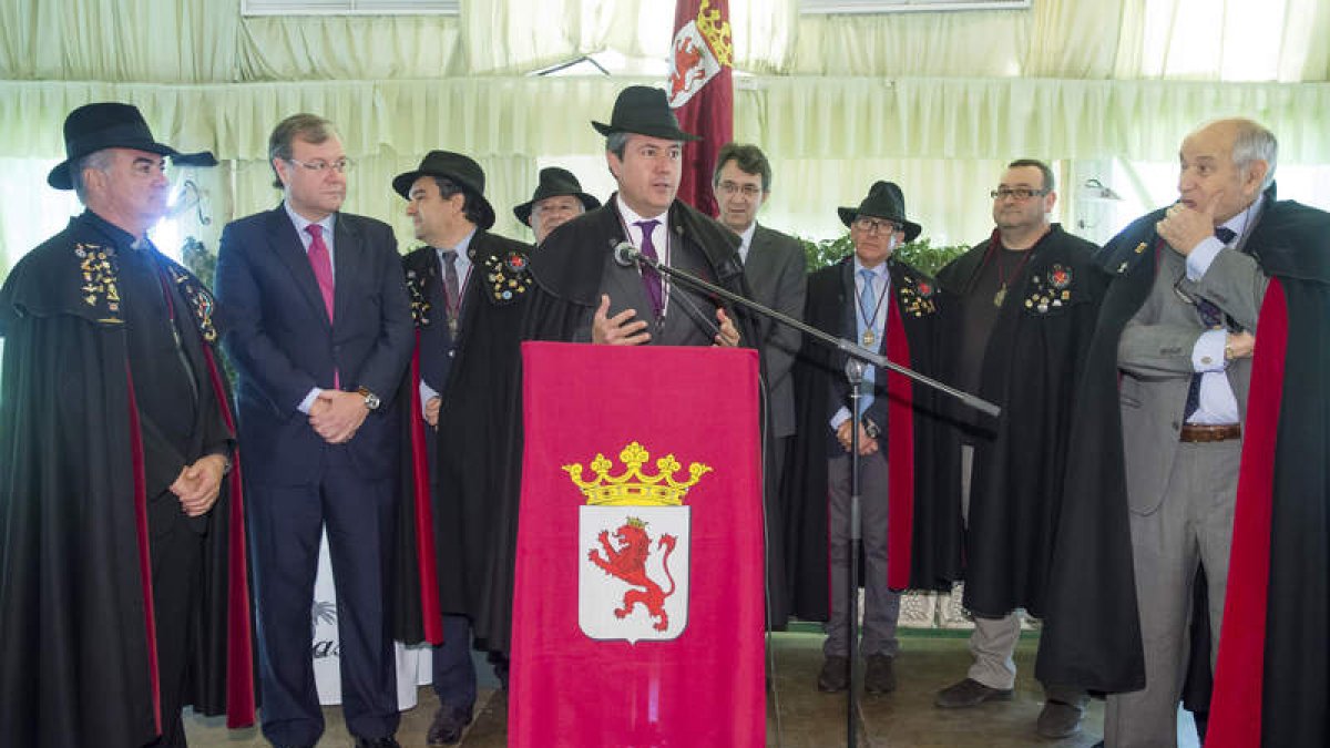 El alcalde de Sevilla, Juan Espadas, fue nombrado ayer socio de honor de la Cofradía del Botillo.