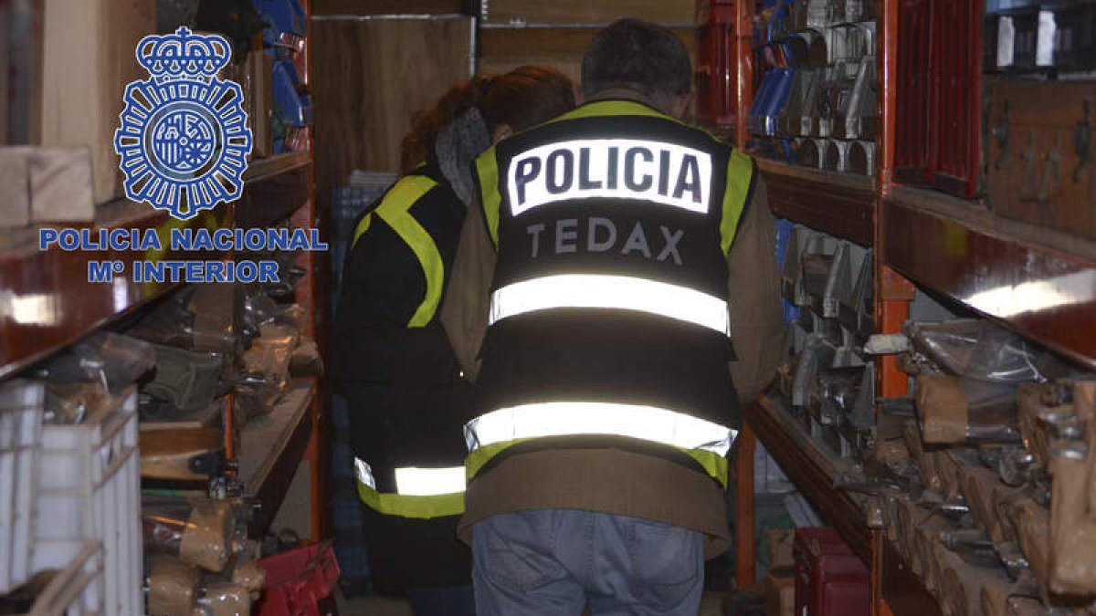 Agentes de la Policía Nacional durante la operación llevada a cabo en Algorta (Vizcaya). EFE