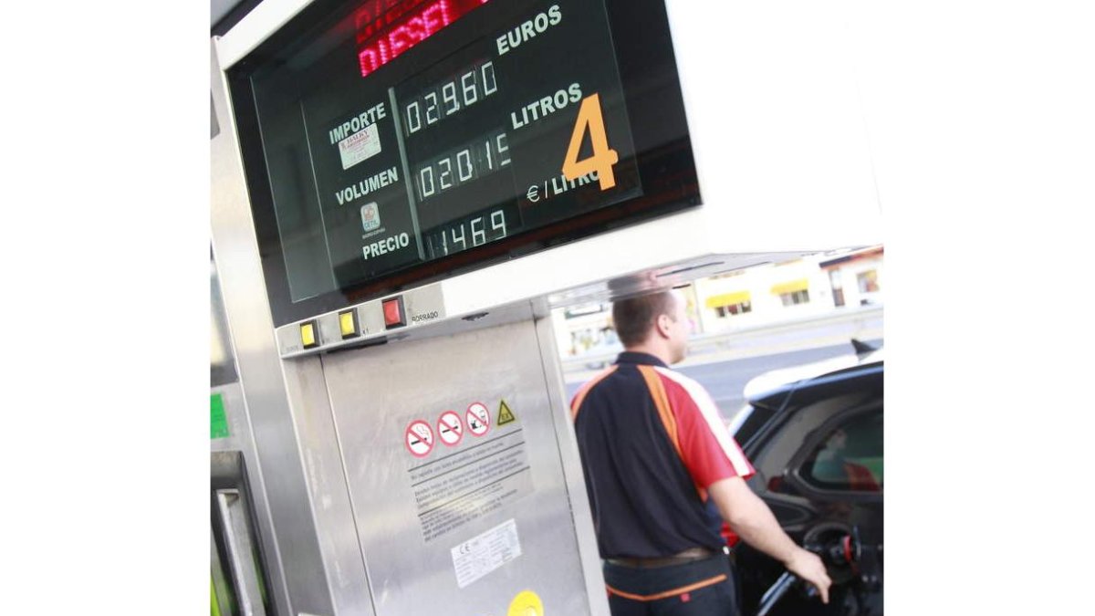 Un vehículo repostando en una estación de gasolina. RAMIRO