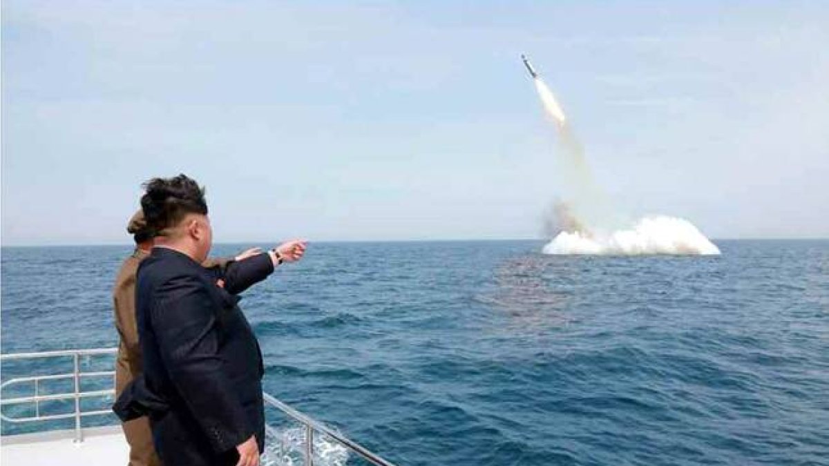 El líder norcoreano, Kim Jong-un, asiste al lanzamiento del misil submarino.