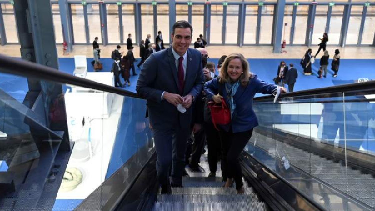 Pedro Sánchez y Nadia Calviño el domingo, en la cumbre del G-20 que se celebró en Roma. BORJA PUIG DE LA BELLACASA