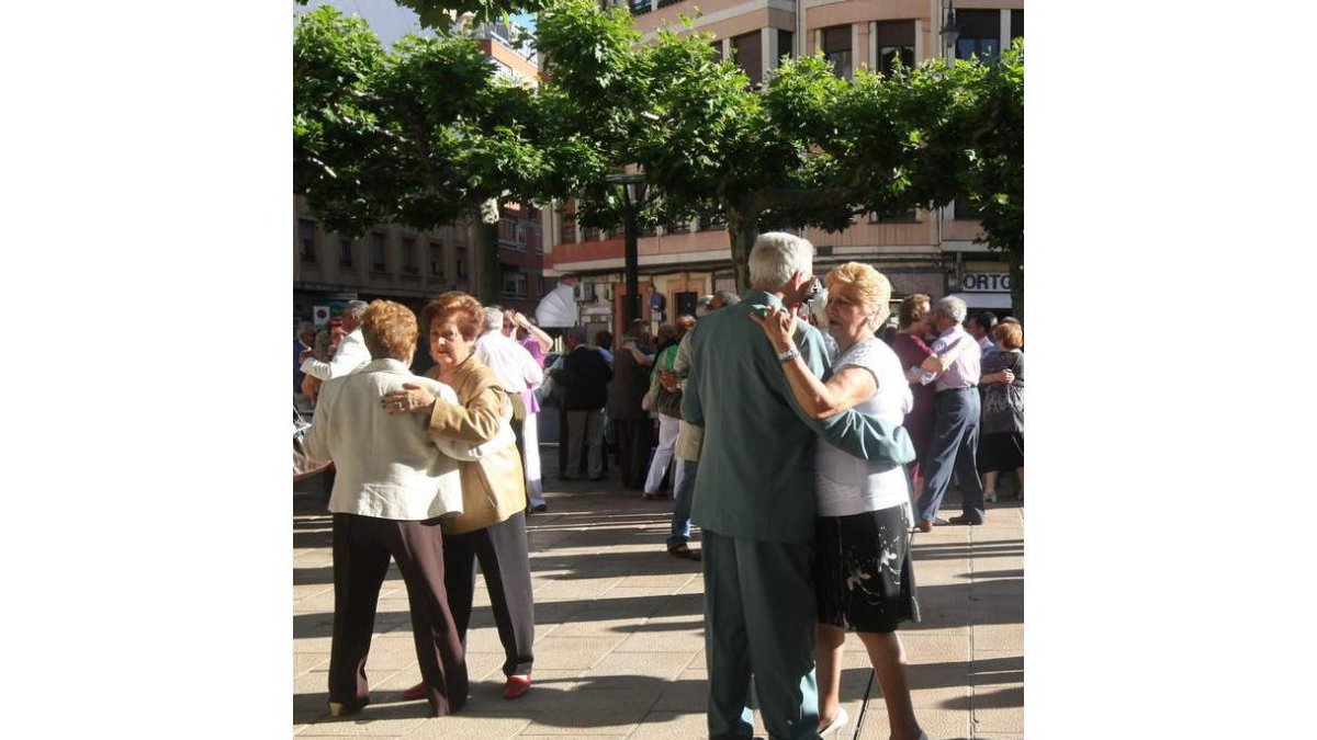 Imagen de archivo de una verbena de mayores en León. NORBERTO