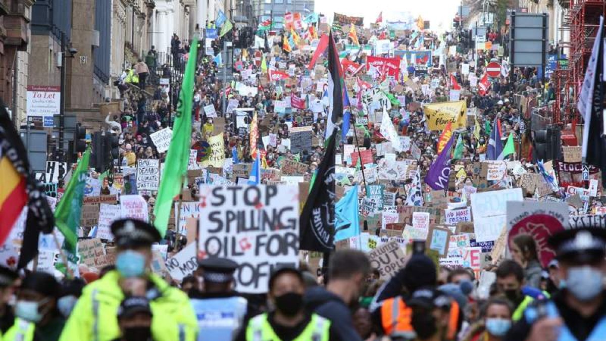 Miles de jóvenes recorren las calles de Glasgow para pedir que se escuchen sus voces. ROBERT PERRY