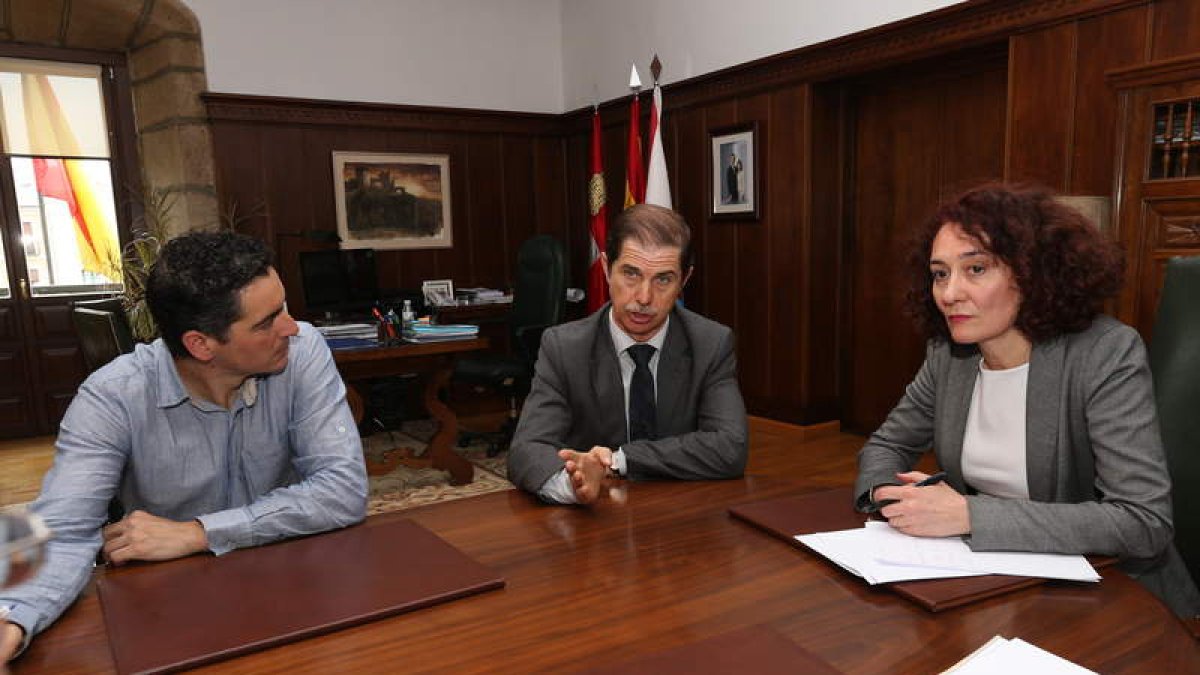 Mendo, Marín y Merayo, en la reunión celebrada ayer en el Ayuntamiento de Ponferrada. L. DE LA MATA