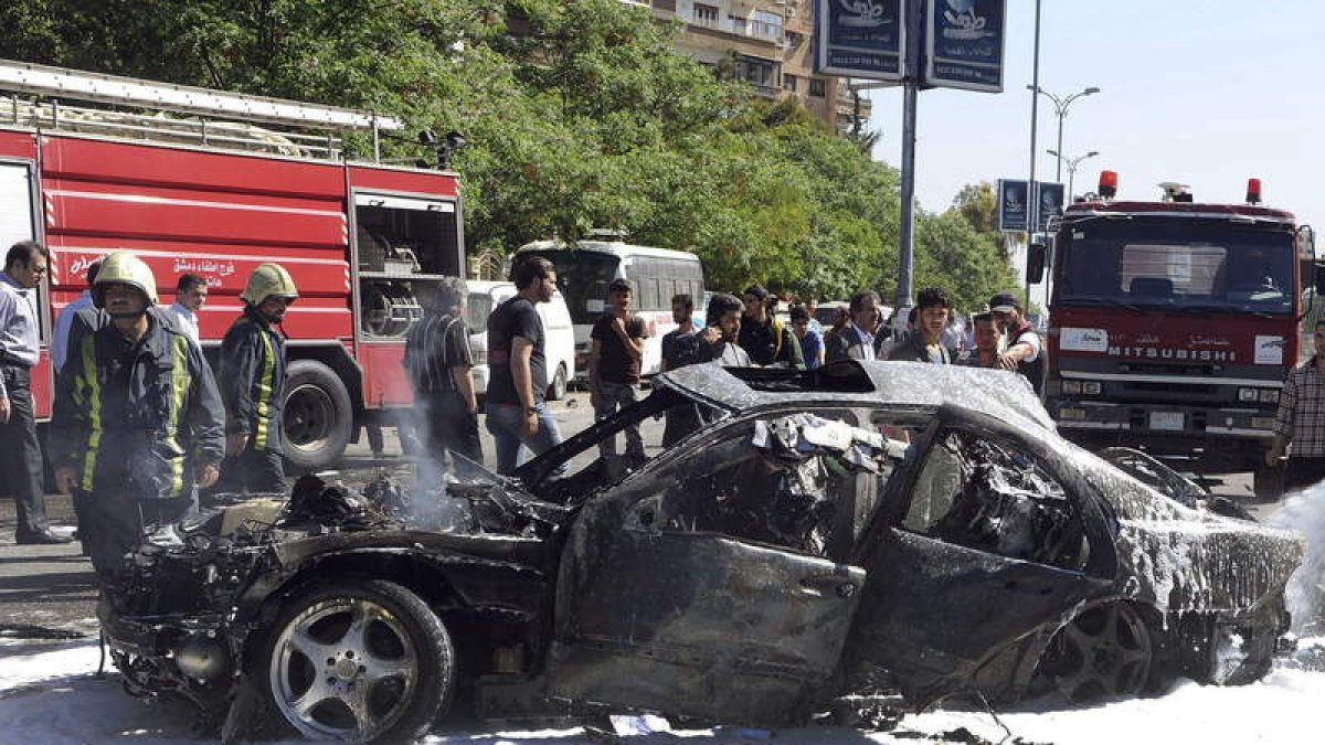 Así quedaron algunos de los vehículos tras el ataque al dirigente Wael al Halqi.