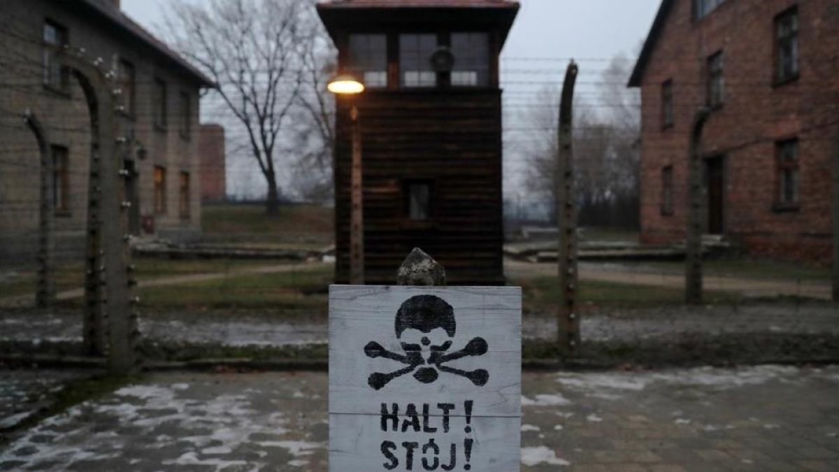 Una señal de alto, en alemán y en polaco, en el campo de exterminio de Auschwitz, durante la conmemoración del aniversario de la liberación, el pasado 27 de enero.