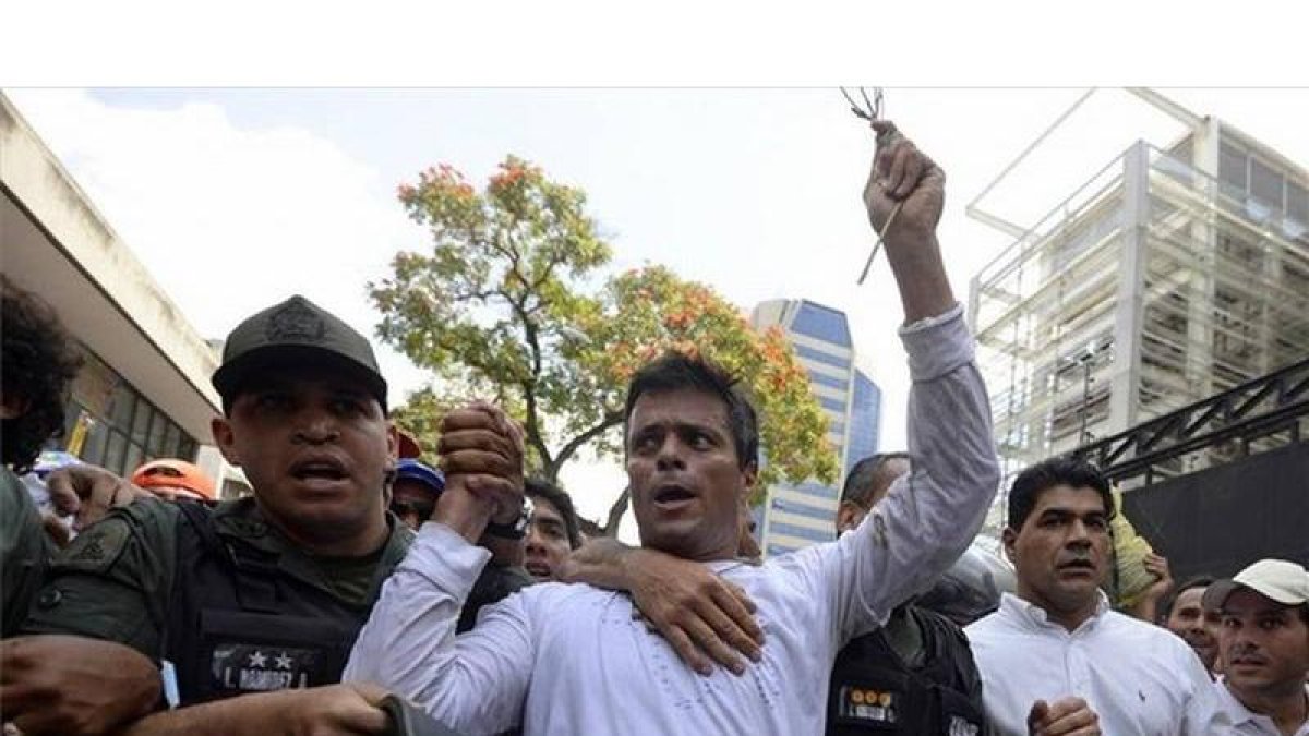 Leopoldo López, escoltado por sus seguidores, se entrega a la Guardia Nacional.