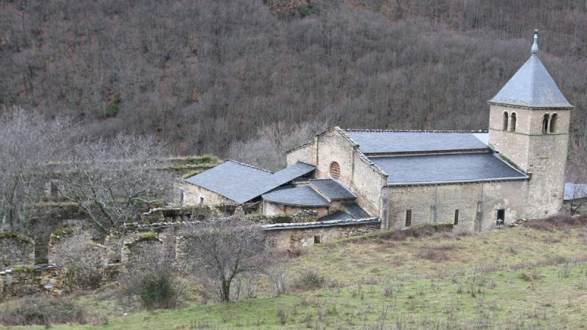 La zona oriental del Monasterio de Montes (izquierda) será mejorada en su patio del XVIII. La intervención afecta a mil metros cuadrados. A. F. BARREDO