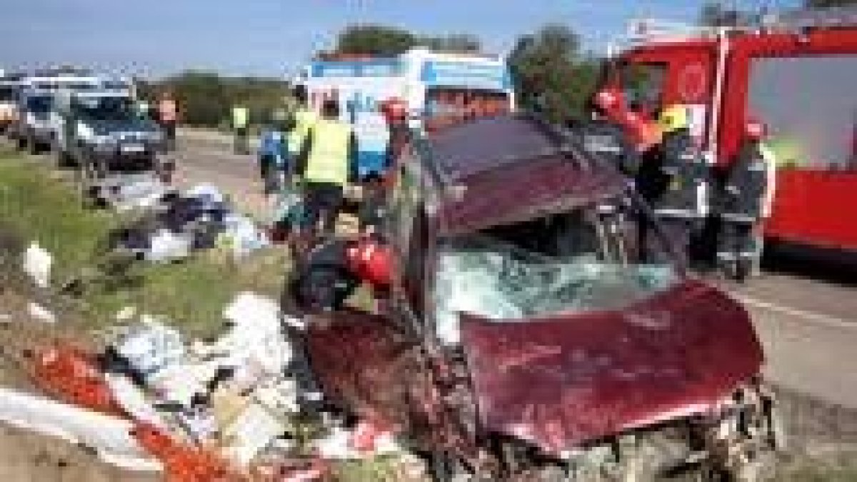 Estado en que quedó el vehículo, un turismo marca Kia, en el que viajaban los tres heridos graves