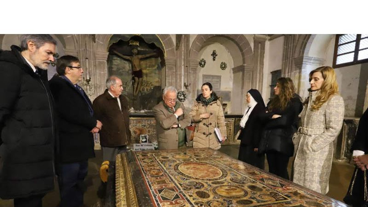 El consejero, ayer, en su visita a Villafranca junto al alcalde, entre otros. ANA F. BARREDO / EFE