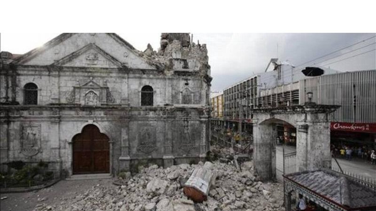 Ruinas de la iglesia del Santo Niño tras el terremoto, en Cebú, este martes.