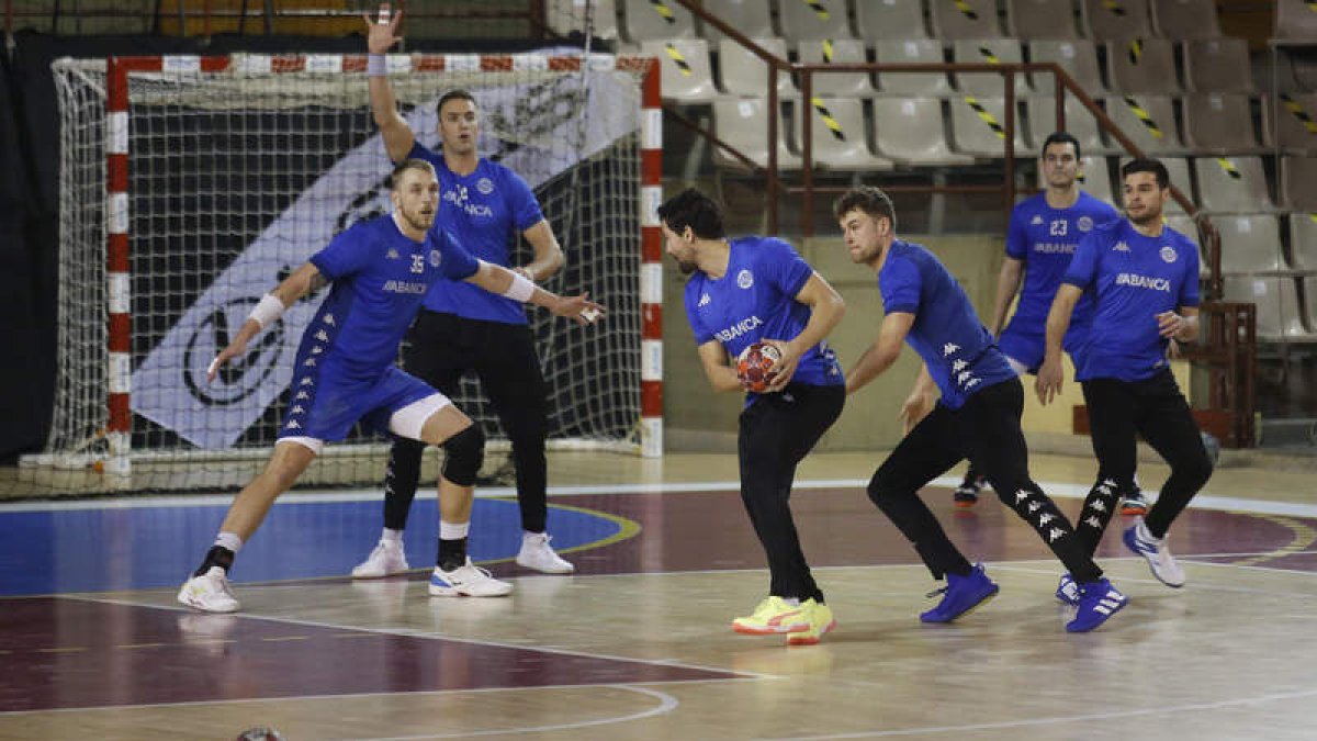 El Abanca Ademar, durante un entrenamiento. FERNANDO OTERO