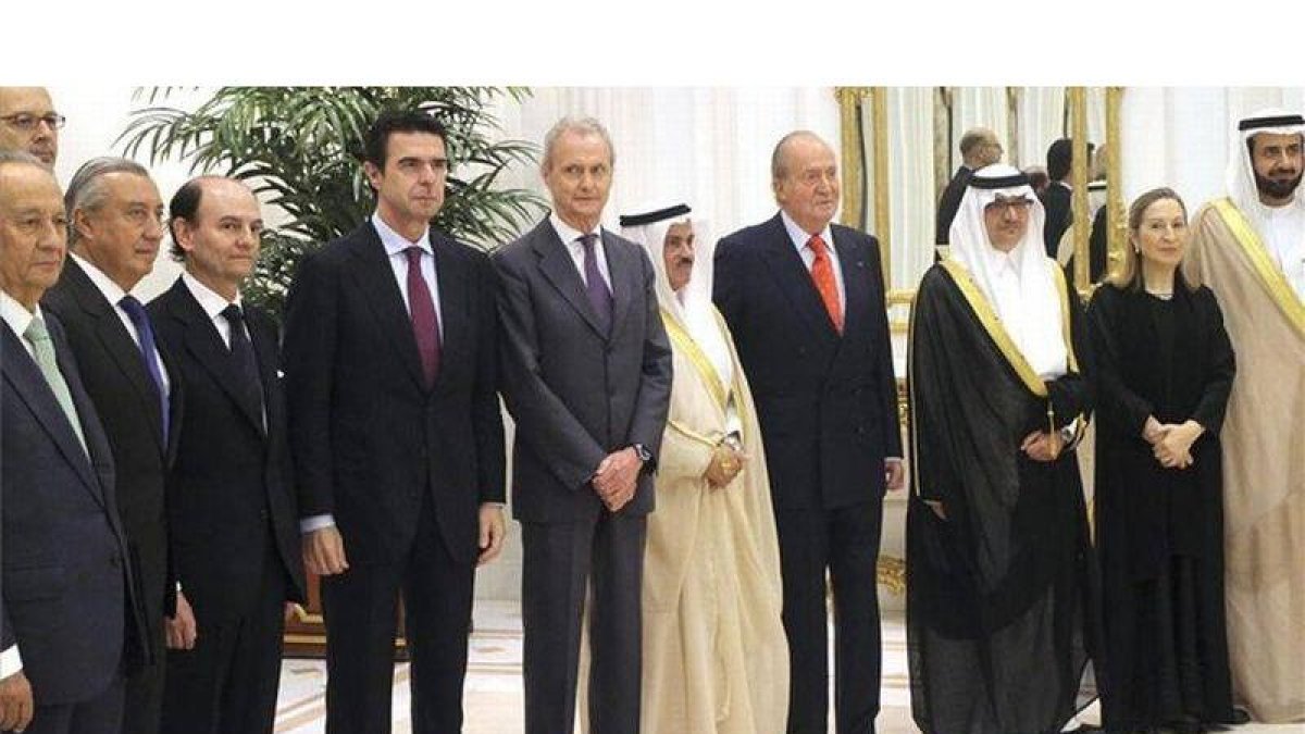 El rey Juan Carlos y la delegación española posan junto al presidente de la Saudi Railway Organization (SRO), Mohamed Khaled al Suwaiket (en el centro), durante la presentacion del proyecto del Tren de Alta Velocidad (AVE) La Meca-Medina.
