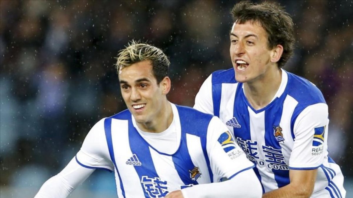 Juanmi celebra su gol con Oyarzabal antes de levantarse la camiseta para mostrar el mensaje de apoyo a Pablo Ráez.