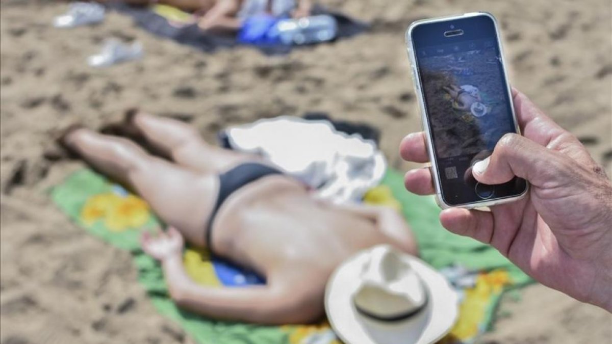 Los mirones aprovechan la tecnología y la impunidad legal para robar  desnudos en la playa