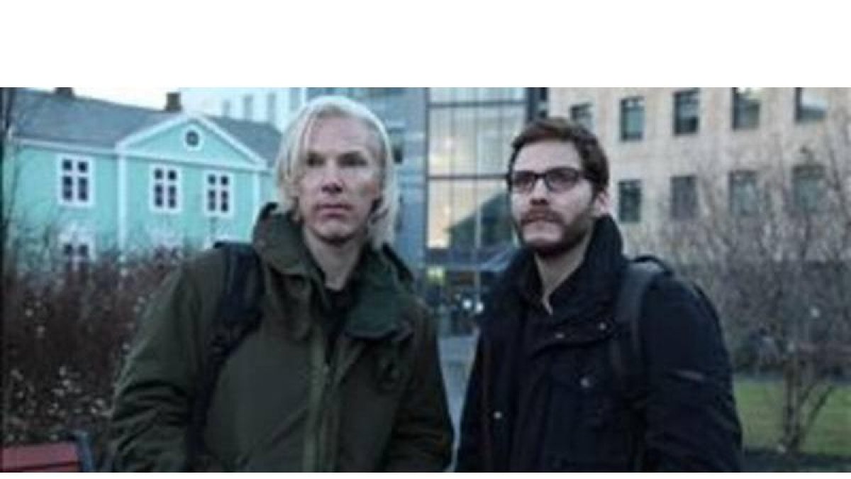Benedict Cumberbatch, como Julian Assange, y Daniel Brühl, como Daniel Domscheit-Berg, en un fotograma de la película 'The Fifth Estate'.
