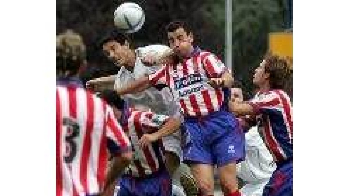 Los jugadores de la Cultural se metieron en el partido con más intensidad que los asturianos