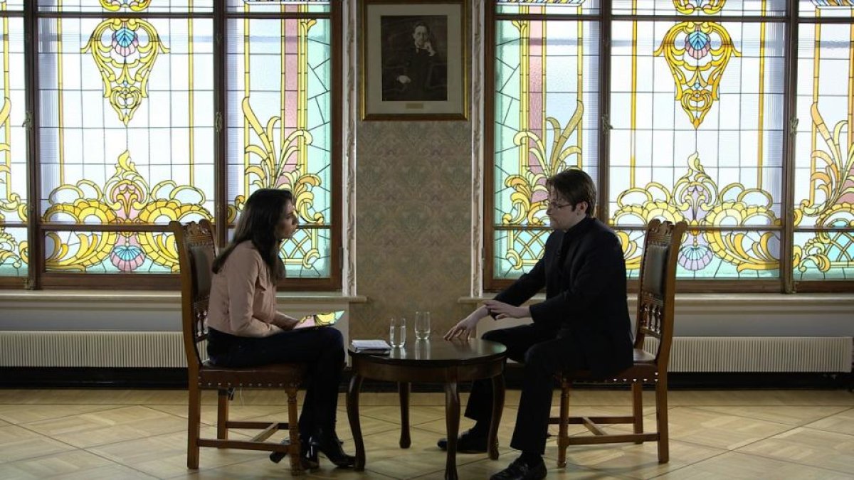 Ana Pastor entrevista a Edward Snowden, uno de los hombres más buscados del mundo, en su escondite de Moscú.