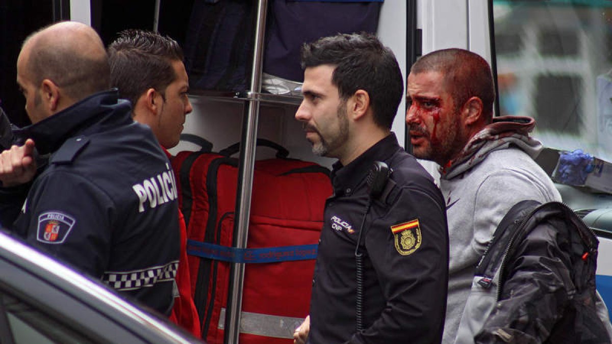 Uno de los heridos es atendido por la Policía Nacional instantes después de la pelea.