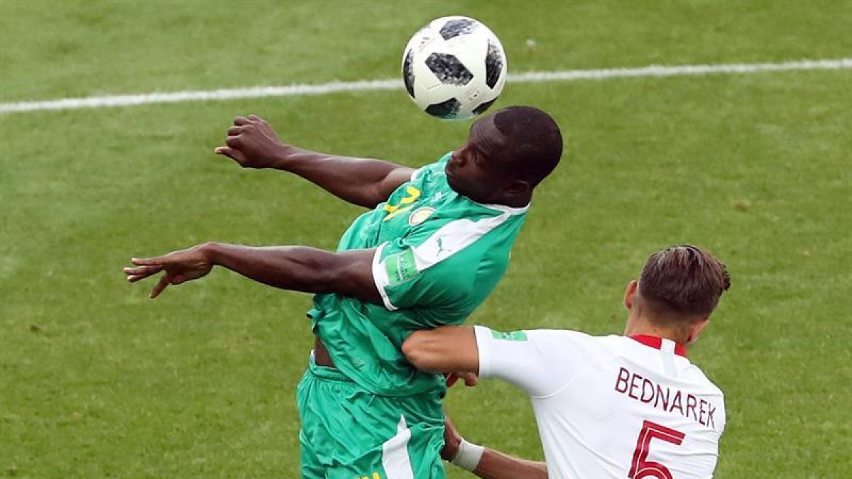 Moussa Konate controla un balón ante la oposición de Jan Berdrek