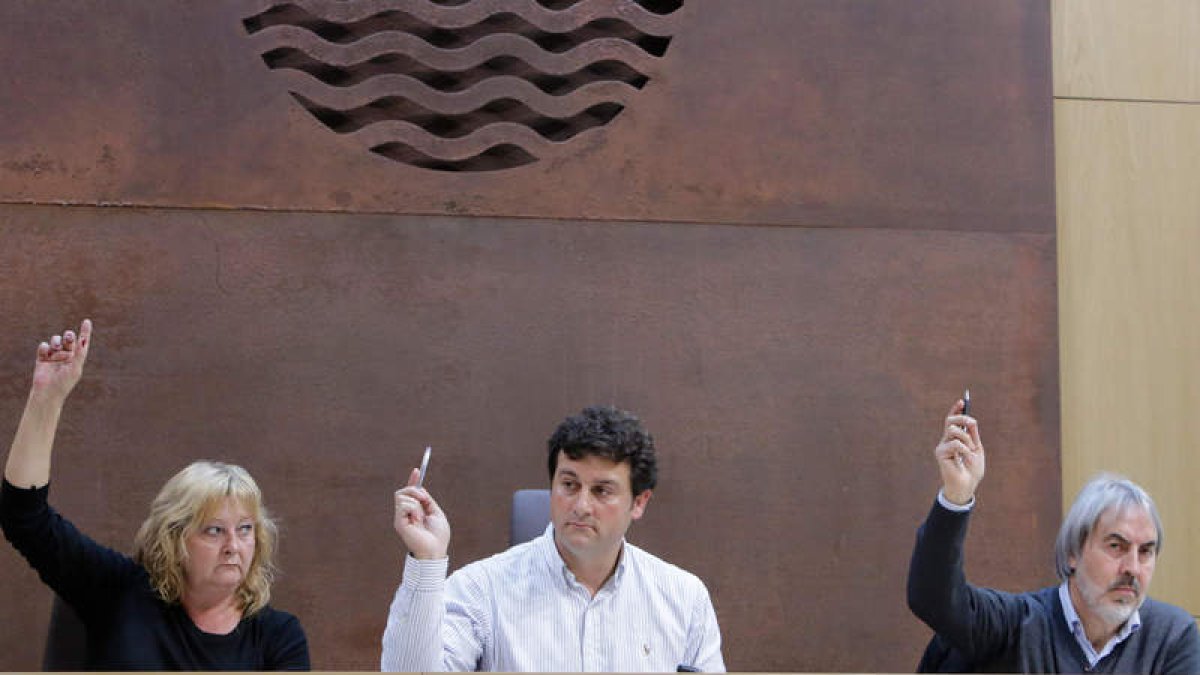Carmen Oláiz, Manuel García y Miguel Ángel Díez de Celis, en la votación para bajar el IBI. SECUNDINO PÉREZ