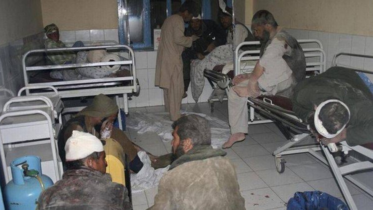 Heridos por la explosión reciben tratamiento en un hospital de Trinkot.