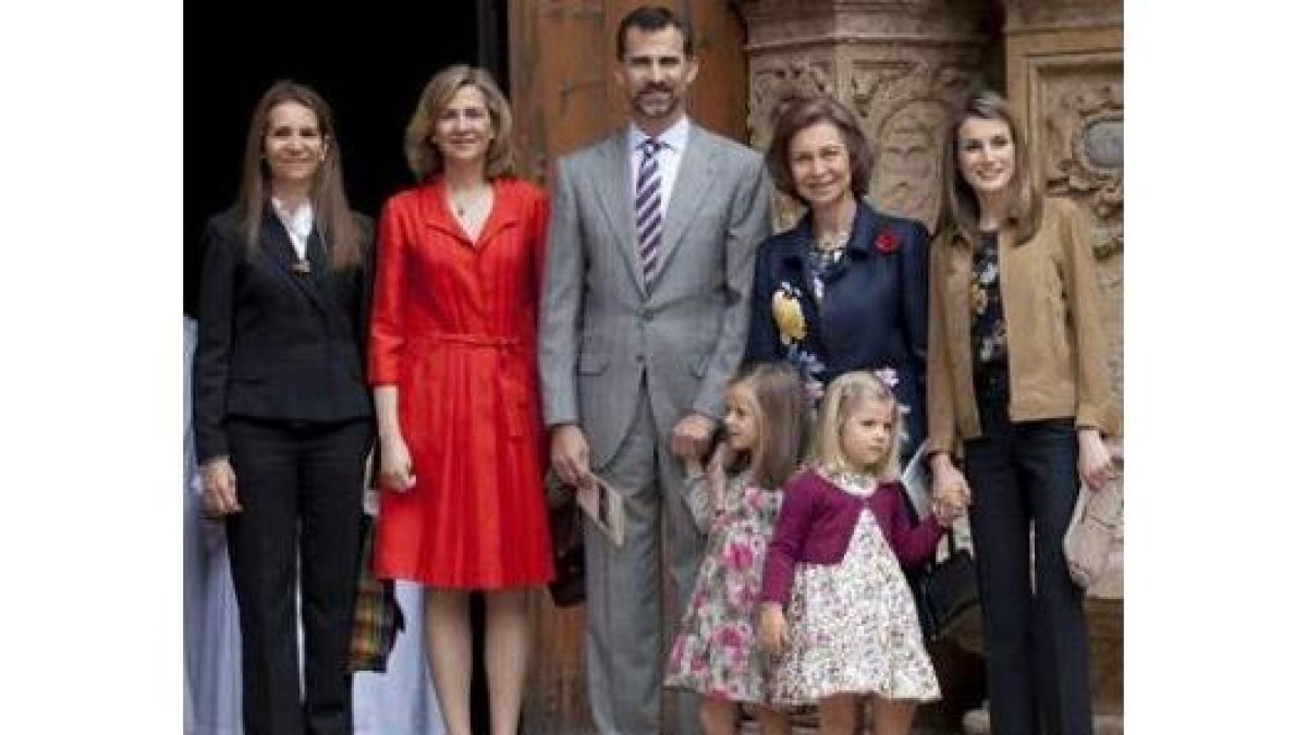 Las infantas Elena y Cristina, don Felipe, la reina y doña Letizia, junto a Leonor y Sofía.