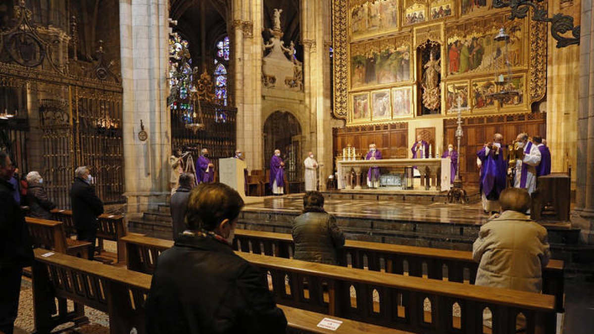 Misa en la catedral por el día de todos los fieles Difuntos. F. Otero Perandones.