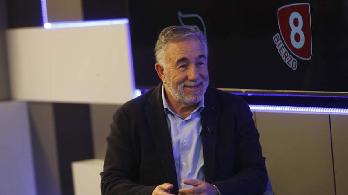 José Silvano, durante la emisión del programa La Tertulia, emitido anoche en La 8 Bierzo. L. DE LA MATA