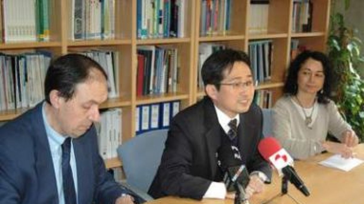 José Luis Chamosa, Kenji Maehigashi y Marina Maquieira tras la reunión con los alumnos de Japón.