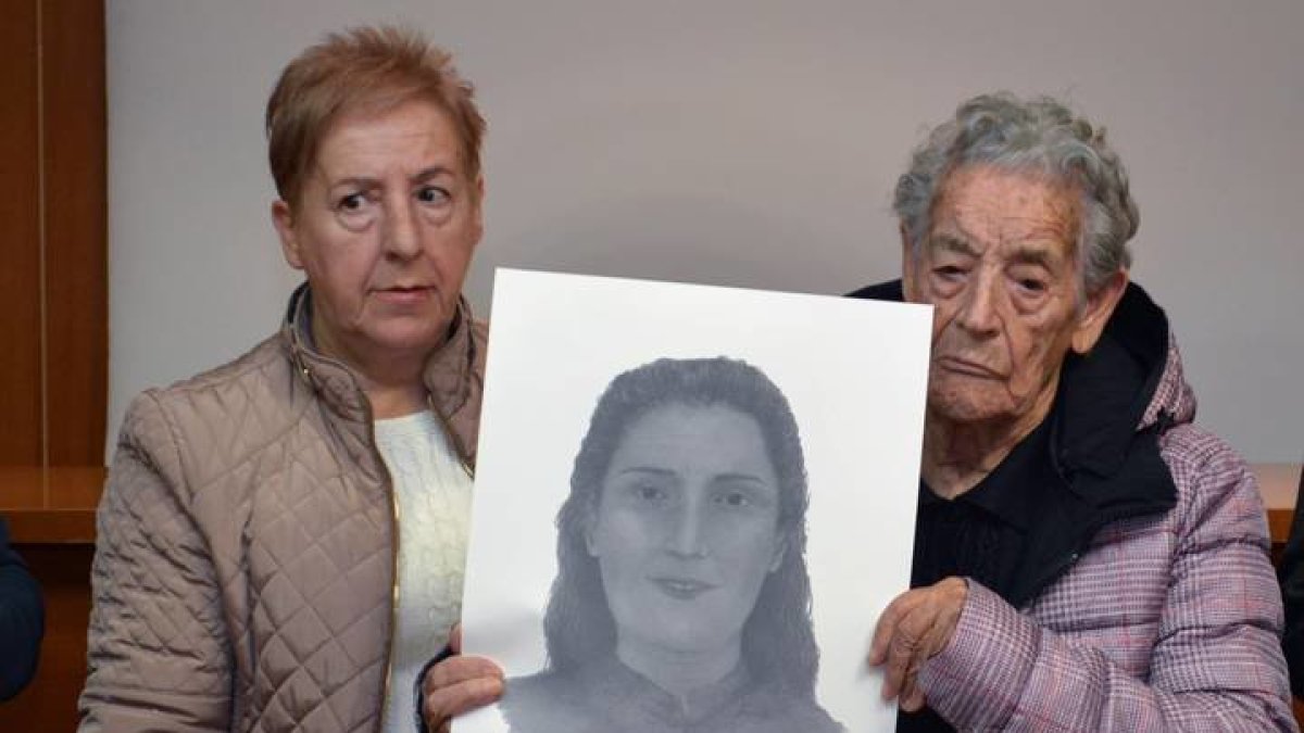 Lucía de la Torre Muñoz (d) y su hija muestran la aproximación al rostro de su madre, Catalina Muñoz, conocida como "la madre del sonajero" . A. ÁLVAREZ