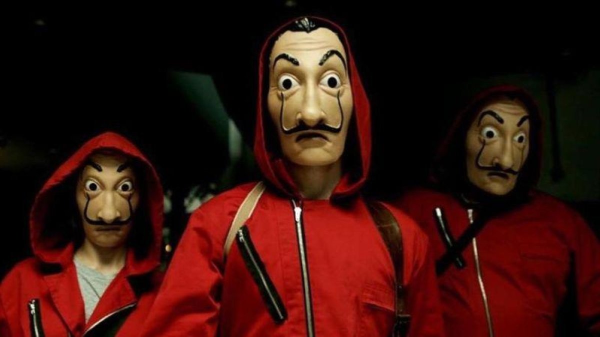 Atracadores de la serie La casa de papel, con máscaras inspiradas en el bigote de Dalí.
