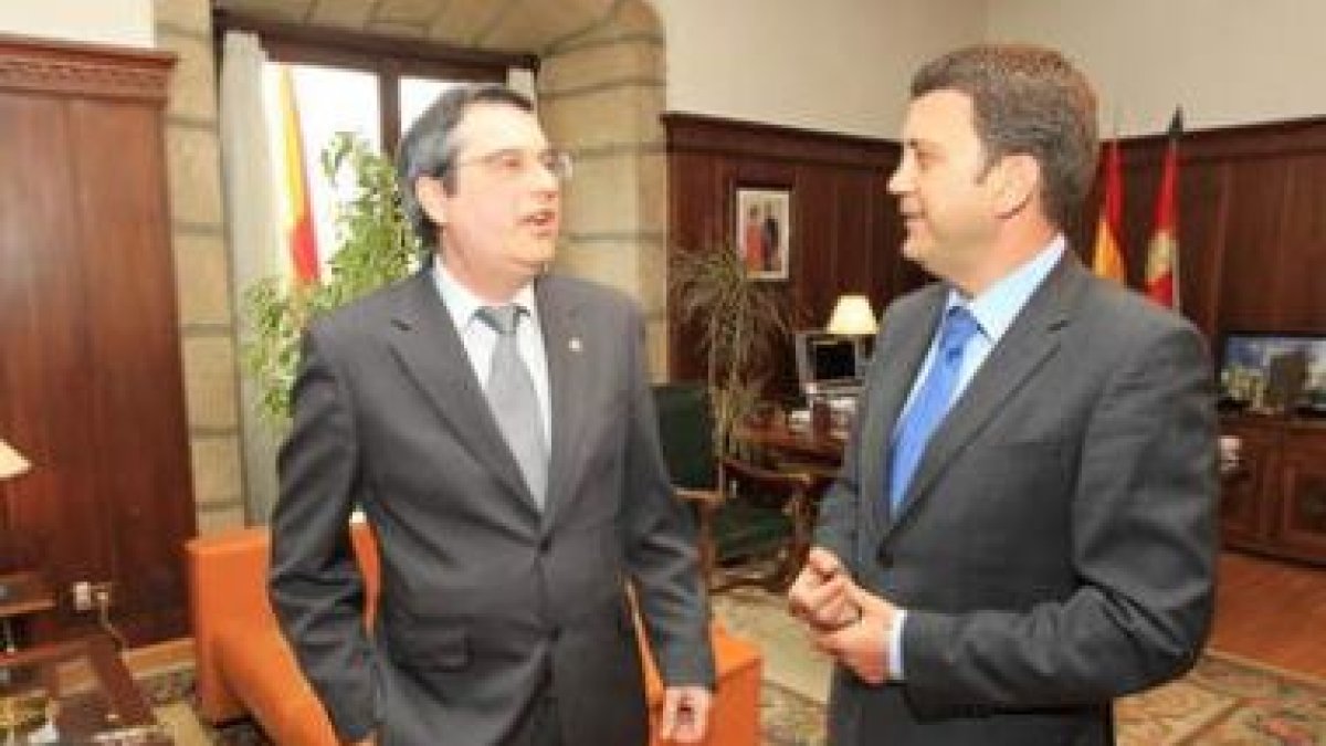 Hilario López y Carlos López Riesco, ayer en el Ayuntamiento de Ponferrada.