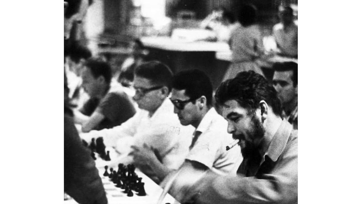 El Che juega una partida de ajedrez.
