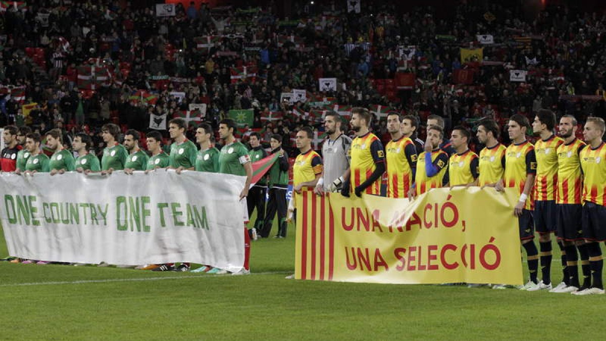 Los futbolistas portaron pancartas para reivindicar la oficialidad de sus selecciones.