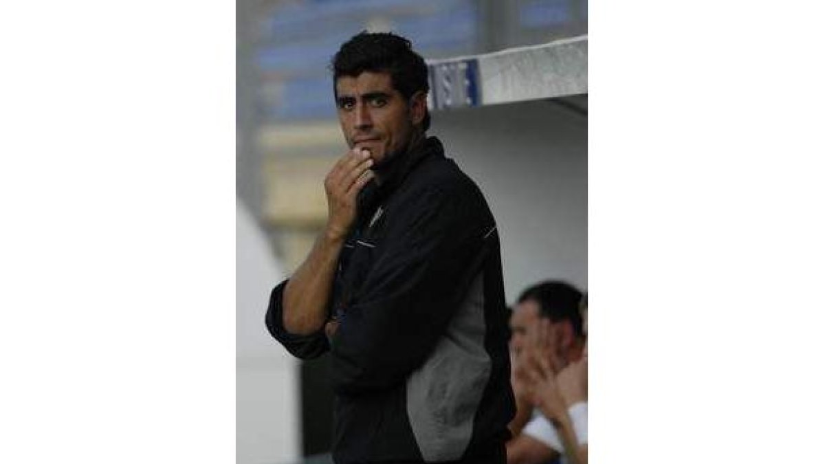 Belarmino López (i) regresa a la Hullera para sustituir a Braulio Vivas como entrenador