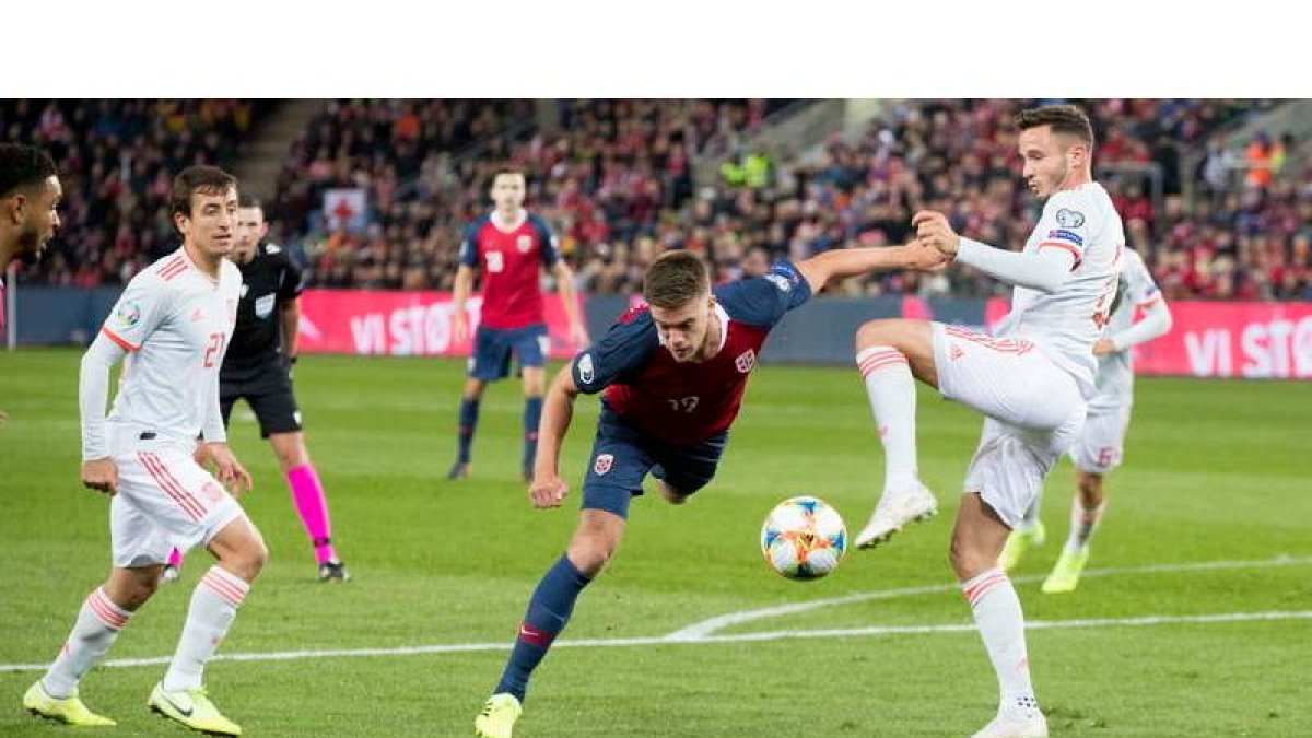 Oyarzabal y Saúl intentar cortar el avance de un jugador noruego en un partido en el que La Roja hizo más méritos pero por un error al final acabó empatando. PEDERSEN