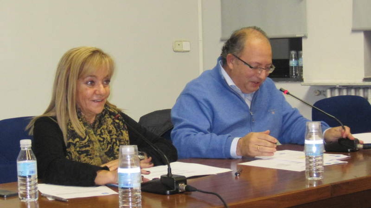 Isabel Carrasco y Eduardo Fernández, en el comité de ayer.