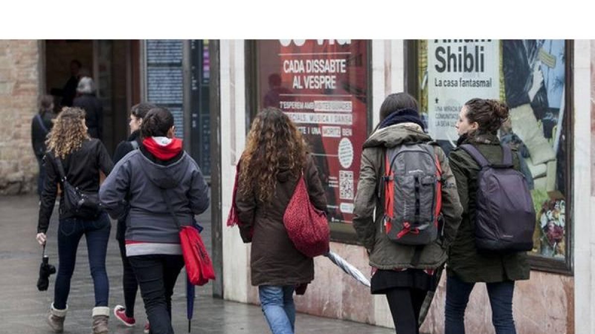 Unas chicas adolescentes pasean por las calles de Barcelona.