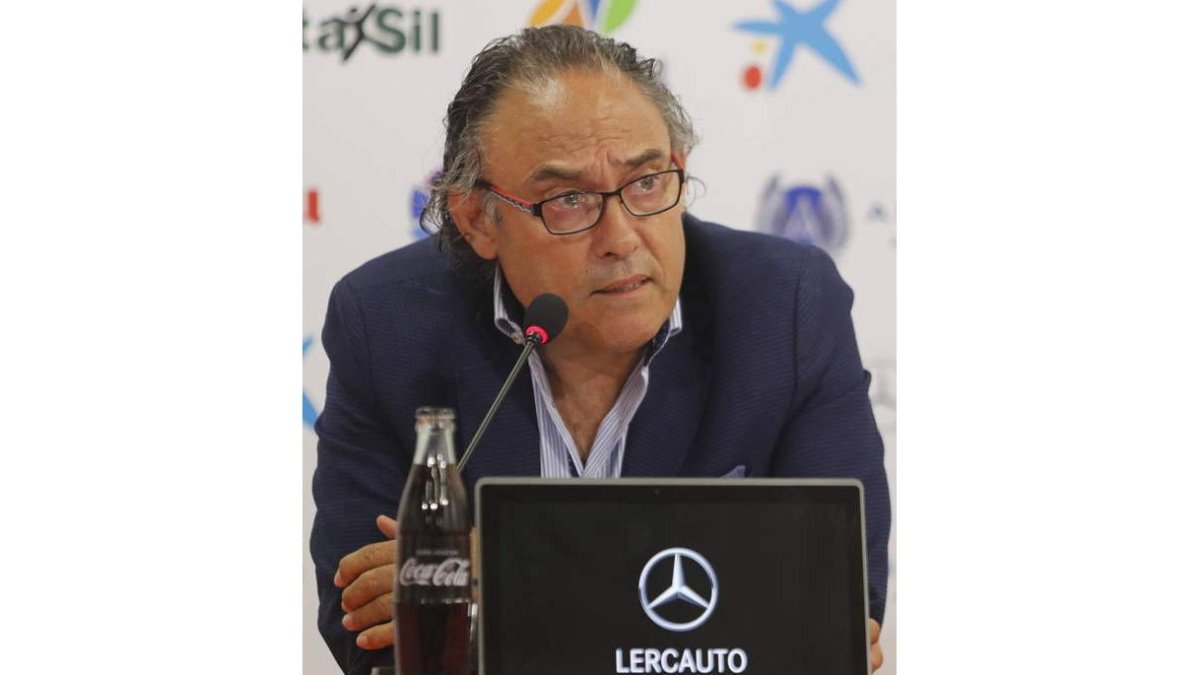Felipe Llamazares aclaró que a cada abonado se le entregarán dos entradas con una rebaja del 50%. RAMIRO